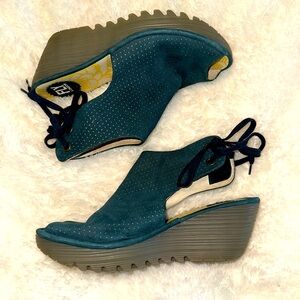 FLY LONDON Stylish Navy Wedge Sandals